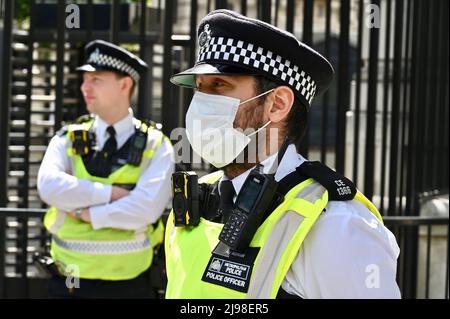 London, Großbritannien. Metropolitan Police Officers bewachten den Eingang zur Downing Street. Ein Anti-Vax-marsch fand heute im Zentrum Londons statt, der in einer Kundgebung vor den Toren der Downing Street 10 gipfelte. Stockfoto