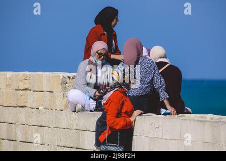 Einheimische ägyptische Familien genießen die Sommersonne in der mittelalterlichen Festung - Zitadelle von Qaitbay in der Nähe von Alexandria Stockfoto