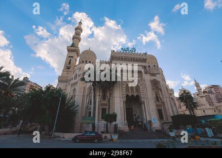 Außenansicht des sehr schönen Beispiels islamischer Kunst - ​Egyptian Abu al-Abbas al-Mursi Moschee in Alexandria Stockfoto