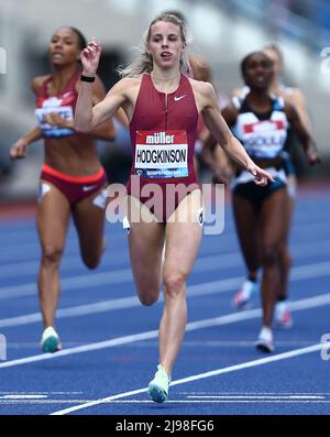 Die Großbritanniens Keely Hodgkinson feiert im Alexandra Stadium in Birmingham, als sie die Frauen 800m während der Muller Birmingham Diamond League gewinnt. 21. Mai 2022 Stockfoto