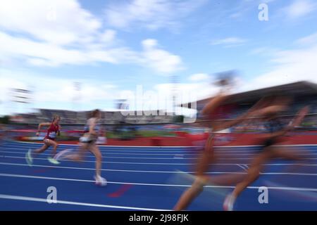 Der britische Fußballverein Keely Hodgkinson zeigte sich, wie die Frauen 800m während der Muller Birmingham Diamond League im Alexandra Stadium in Birmingham unterwegs sind. 21. Mai 2022 Stockfoto