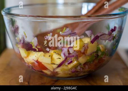 Hausgemachter Mango und Tomatensalsa in einer Schüssel auf einer Küchentheke Stockfoto