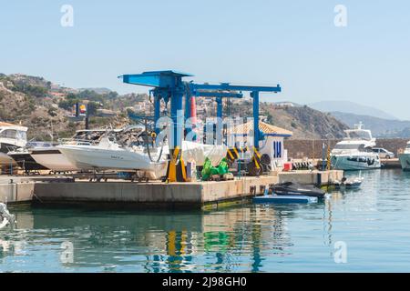 LA HERRADURA, SPANIEN - 17. MAI 2022 Brennpunkt Repsol-Versorgung von Schiffen, die in der Bucht der Stadt La Herradura, Gemeinde Almunecar, Granada, stationiert sind Stockfoto