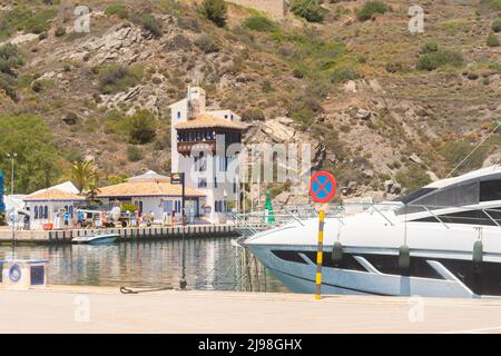 LA HERRADURA, SPANIEN - 17. MAI 2022 Brennpunkt Repsol-Versorgung von Schiffen, die in der Bucht der Stadt La Herradura, Gemeinde Almunecar, Granada, stationiert sind Stockfoto