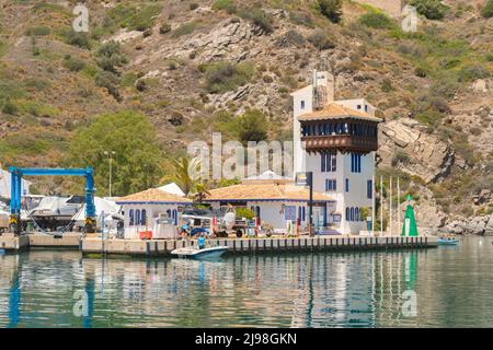 LA HERRADURA, SPANIEN - 17. MAI 2022 Brennpunkt Repsol-Versorgung von Schiffen, die in der Bucht der Stadt La Herradura, Gemeinde Almunecar, Granada, stationiert sind Stockfoto