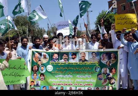 Mitglieder der pakistanischen Zindabad-Bewegung veranstalten am Samstag, dem 21. Mai 2022, in Peshawar eine Protestdemonstration für pakistanische Streitkräfte. Stockfoto