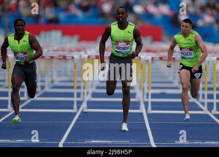 21.. Mai 2022 ; Alexander Stadium, Birmingham, Midlands, England; M&#xfc;ller Birmingham Diamond League Leichtathletik: Hansle Pergament USA gewinnt die Herren 110m Hürden in einer WL-Zeit von 13:09 war Omar McLeod JAM (L) Zweiter in einer Zeit von 13:17, Andrew Possi GBR (R) war 5. in einer Zeit von 13:39 Stockfoto