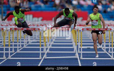 21.. Mai 2022 ; Alexander Stadium, Birmingham, Midlands, England; M&#xfc;ller Birmingham Diamond League Leichtathletik: Hansle Pergament USA gewinnt die Herren 110m Hürden in einer WL-Zeit von 13:09 war Omar McLeod JAM (L) Zweiter in einer Zeit von 13:17, Andrew Possi GBR (R) war 5. in einer Zeit von 13:39 Stockfoto