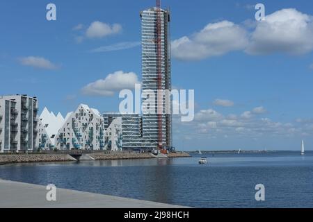 Iceberg Wohnanlage mit 200 Wohnungen und Leuchtturm, Dänemarks höchstes Gebäude mit 142m im Bau befindlichen Gebäuden auf der Insel Aarhus (Aarhus Ø) Stockfoto
