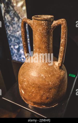 Antike Exponate im Nationalmuseum von Alexandria - Marmor- und Steinstatuen, Bücher, mittelalterliche Dekoration und römisches Geschirr Stockfoto