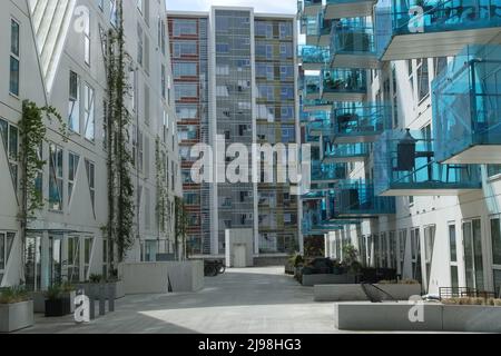 Blaue Balkone des Wohnkomplexes Iceberg (Isbjerget) mit 200 Apartments auf der Insel Aarhus (Aarhus Ø), in Dänemarks zweitgrößter Stadt Stockfoto