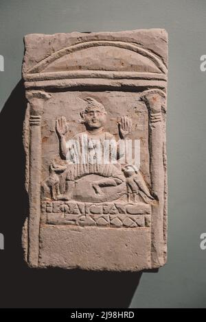 Antike Exponate im Nationalmuseum von Alexandria - Marmor- und Steinstatuen, Bücher, mittelalterliche Dekoration und römisches Geschirr Stockfoto