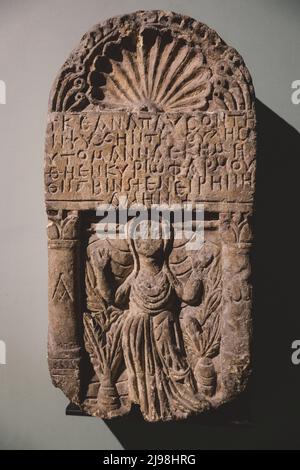 Antike Exponate im Nationalmuseum von Alexandria - Marmor- und Steinstatuen, Bücher, mittelalterliche Dekoration und römisches Geschirr Stockfoto