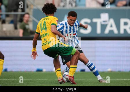 EINDHOVEN - (lr) Tyrese Asante von ADO Den Haag, Justin Ogenia vom FC Eindhoven während des niederländischen Play-offs-Promotion-/Relegationsspiels zwischen dem FC Eindhoven und ADO Den Haag am 21. Mai 2022 im Jan Louwers Stadium in Eindhoven, Niederlande. ANP JEROEN PUTMANS Stockfoto