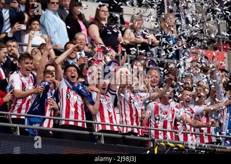 LONDON, GROSSBRITANNIEN. MAI 21. Sunderland feiert nach der Meisterschaft das Sky Bet League 1-Spiel zwischen Sunderland und Wycombe Wanderers am Samstag, den 21.. Mai 2022 im Wembley Stadium, London. (Kredit: Federico Maranesi | MI Nachrichten) Kredit: MI Nachrichten & Sport /Alamy Live Nachrichten Stockfoto