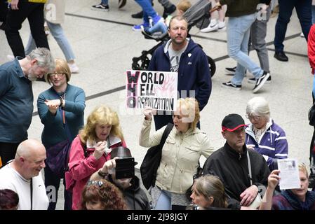 Manchester, Großbritannien, 21.. Mai 2022. Eine Person hält ein Plakat mit der Aufschrift: 'World Hell Organization'. Anti-Vaxxer drangen in das Arndale Shopping Center im Zentrum von Manchester, England, Großbritannien ein und betitelten den marsch als „Kundgebung für die Freiheit“. Dies war einer von einer Reihe von Protesten in ganz Großbritannien von Menschen, die sich gegen den Einsatz des Covid-19- oder Corona-Impfstoffs aussprechen. Quelle: Terry Waller/Alamy Live News Stockfoto