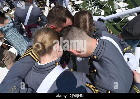 New York, USA. 21.. Mai 2022. Die Kadetten feiern nach ihrem Amtseid im Michie Stadium während der Abschlussfeier der United States Military Academy West Point 2022, West Point, NY, 21. Mai 2022. Dies ist die erste Graduierung, an der Familienmitglieder seit 2020 persönlich teilnehmen dürfen. (Foto von Anthony Behar/Sipa USA) Quelle: SIPA USA/Alamy Live News Stockfoto