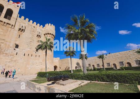 Blick auf die Festung aus dem 15.. Jahrhundert Zitadelle von Qaitbay ohne Menschen in der Nähe, die sich an der Mittelmeerküste in Alexandria, Ägypten, befindet Stockfoto