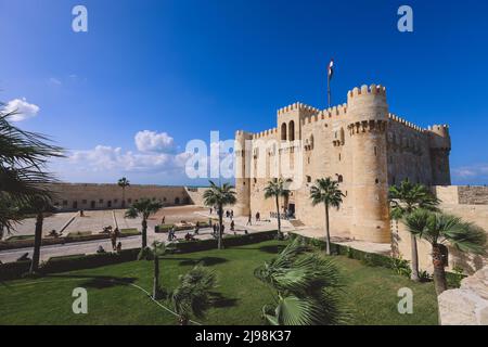 Blick auf die Festung aus dem 15.. Jahrhundert Zitadelle von Qaitbay ohne Menschen in der Nähe, die sich an der Mittelmeerküste in Alexandria, Ägypten, befindet Stockfoto