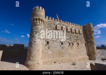 Blick auf die Festung aus dem 15.. Jahrhundert Zitadelle von Qaitbay ohne Menschen in der Nähe, die sich an der Mittelmeerküste in Alexandria, Ägypten, befindet Stockfoto