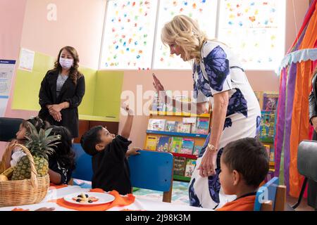 Quito, Ecuador. 19.. Mai 2022. Die US-First Lady Jill Biden, fünf Jahre alt, ein kleiner Junge während eines Besuchs im San Francisco de Quito Child Development Center, 19. Mai 2022 in Quito, Ecuador. Biden ist die erste Station einer sechstägigen Tour in Lateinamerika. Kredit: Cameron Smith/Weißes Haus Foto/Alamy Live Nachrichten Stockfoto