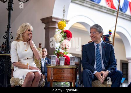 Quito, Ecuador. 19.. Mai 2022. Die US-First Lady Jill Biden reagiert, als der ecuadorianische Präsident Guillermo Lasso, rechts, den Carondelet-Palast am 19. Mai 2022 in Quito, Ecuador, anschaut. Biden ist die erste Station einer sechstägigen Tour in Lateinamerika. Kredit: Cameron Smith/Weißes Haus Foto/Alamy Live Nachrichten Stockfoto