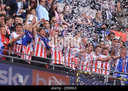 Die Spieler des Sunderland fc feiern, als sie die letzte Trophäe der Liga 1 in der königlichen Box heben, um ihre Beförderung zur Meisterschaft zu bestätigen. SkyBet EFL League One Play off final, Sunderland gegen Wycombe Wanderers im Wembley Stadium in London am Samstag, 21.. Mai 2022.Dieses Bild darf nur für redaktionelle Zwecke verwendet werden. Nur zur redaktionellen Verwendung, Lizenz für kommerzielle Nutzung erforderlich. Keine Verwendung bei Wetten, Spielen oder Veröffentlichungen in einem Club/einer Liga/einem Spieler.pic von Steffan Bowen/Andrew Orchard Sports Photography/Alamy Live News Stockfoto