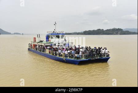 Guwahati, Guwahati, Indien. 20.. Mai 2022. Die Menschen reisen in einem Schiff von Nord-Guwahati i nach Guwahati durch den Fluss Brahmaputra nach der Erhöhung des Wasserpegels des Flusses Brahmaputra in Guwahati Assam India am Freitag, dem 20.. Mai 2022.die Fähre von Jorhat nach Majuli wurde wegen der Erhöhung des Wasserpegels eingestellt Des Flusses Brahmaputra (Bild: © Dasarath Deka/ZUMA Press Wire) Stockfoto