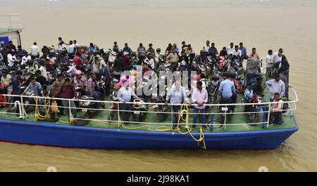 Guwahati, Guwahati, Indien. 20.. Mai 2022. Die Menschen reisen in einem Schiff von Nord-Guwahati i nach Guwahati durch den Fluss Brahmaputra nach der Erhöhung des Wasserpegels des Flusses Brahmaputra in Guwahati Assam India am Freitag, dem 20.. Mai 2022.die Fähre von Jorhat nach Majuli wurde wegen der Erhöhung des Wasserpegels eingestellt Des Flusses Brahmaputra (Bild: © Dasarath Deka/ZUMA Press Wire) Stockfoto