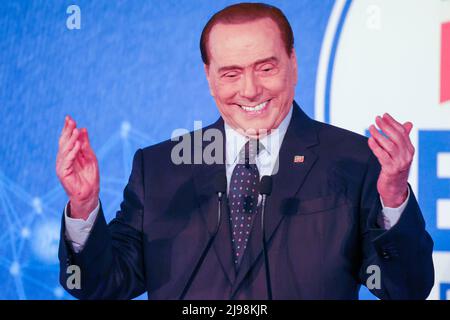 Neapel, Italien. 21.. Mai 2022. SILVIO BERLUSCONI bei der Mostra D'Oltremare heute Morgen begann die Konferenz von Forza Italia ''das Italien der Zukunft, die Kraft, die vereint''' mit vielen nationalen und europäischen Persönlichkeiten, die anwesend sind, und morgen wird der Führer Berlusconi anwesend sein. (Bild: © Fabio Sasso/ZUMA Press Wire) Stockfoto