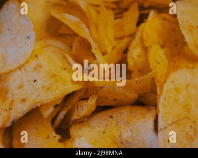 Gewürzte Kartoffelchips, eine Nahaufnahme. Bratkartoffeln. Stockfoto