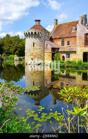 Scotney Old Castle spiegelt sich im Graben, Lamberhurst, Kent, Großbritannien, wider. Stockfoto