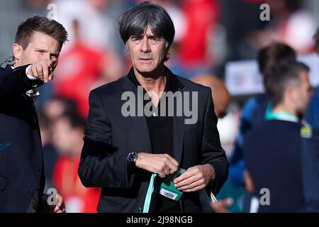 Berlin, Deutschland. 21.. Mai 2022. Fußball: DFB-Pokal, SC Freiburg - RB Leipzig, Finale, Olympiastadion. Der ehemalige Bundestrainer Joachim Löw steht vor dem Spiel auf dem Platz. (WICHTIGER HINWEIS: Gemäß den Anforderungen der DFL Deutsche Fußball Liga und/oder des DFB Deutscher Fußball-Bund ist es untersagt, im Stadion und/oder des Spiels aufgenommene Fotos in Form von Sequenzbildern und/oder videoähnlichen Fotoserien zu verwerten oder auszunutzen). Quelle: Jan Woitas/dpa/Alamy Live News Stockfoto