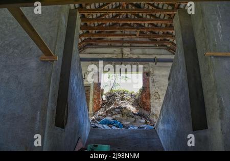 Lost Place, Halle, Lager, verlassen, aufgenommen, Tür, Fenster, Efeu, wachsen, verwildert, Schutt, Müll, Fenster, Fensterscheiben, Schmutz, Broche Stockfoto