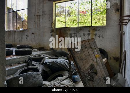 Lost Place, Halle, Lager, verlassen, aufgenommen, Tür, Fenster, Efeu, wachsen, verwildert, Schutt, Müll, Fenster, Fensterscheiben, Schmutz, Broche Stockfoto