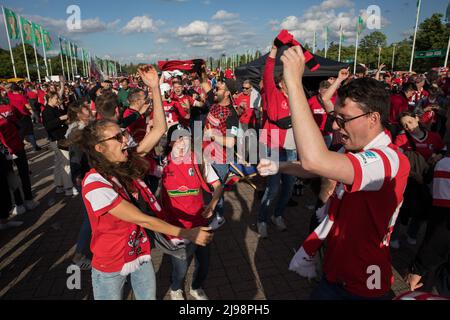 Berlin, Deutschland. 21.. Mai 2022. Fußballfans kommen am 21. Mai 2022 ins Berliner Olympiastadion, um sich das DFB-Pokal-Finale des SC Freiburg und des RB Leipzig anzusehen. Das DFB-Pokal-Endspiel findet jedes Jahr an der Spielstätte statt. (Foto: Michael Kuenne/PRESSCOV/Sipa USA) Quelle: SIPA USA/Alamy Live News Stockfoto