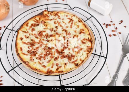 Pizza-ähnliches Essen namens 'Tarte Flambee' oder 'Flammkuchen' aus der deutsch-französischen Grenzregion des Elsass Stockfoto