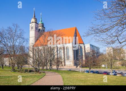 Weg zur historischen Johanniskirche in Magdeburg Stockfoto
