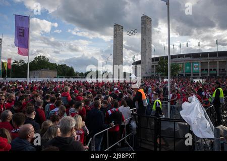 Berlin, Deutschland. 21.. Mai 2022. Fußballfans kommen am 21. Mai 2022 ins Berliner Olympiastadion, um sich das DFB-Pokal-Finale des SC Freiburg und des RB Leipzig anzusehen. Das DFB-Pokal-Endspiel findet jedes Jahr an der Spielstätte statt. (Foto: Michael Kuenne/PRESSCOV/Sipa USA) Quelle: SIPA USA/Alamy Live News Stockfoto