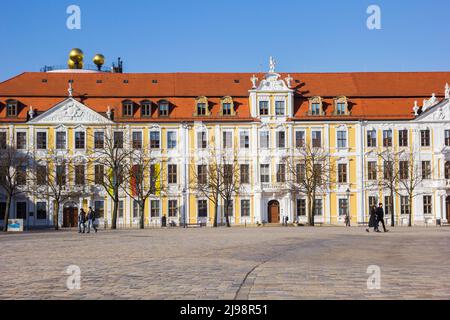 Gelb-weiße Fassade des Landtagsgebäudes in Magdeburg Stockfoto