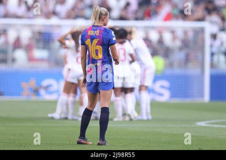 Turin, Italien, 21.. Mai 2022. Fridolina Rolfo vom FC Barcelona sieht zu, wie Amandine Henry von Lyon mit Teamkollegen feiert, nachdem er der Mannschaft beim UEFA Womens Champions League-Spiel im Juventus Stadium, Turin, eine 1-0-Führung gegeben hat. Bildnachweis sollte lauten: Jonathan Moscrop / Sportimage Stockfoto