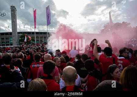 Berlin, Deutschland. 21.. Mai 2022. Fußballfans kommen am 21. Mai 2022 ins Berliner Olympiastadion, um sich das DFB-Pokal-Finale des SC Freiburg und des RB Leipzig anzusehen. Das DFB-Pokal-Endspiel findet jedes Jahr an der Spielstätte statt. (Foto: Michael Kuenne/PRESSCOV/Sipa USA) Quelle: SIPA USA/Alamy Live News Stockfoto