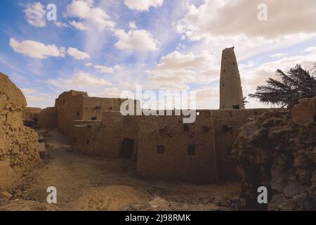 Herrlicher Blick auf die Sandsteinmauern und die antike Festung eines alten Shali-Bergdorfes in der Oase Siwa, Ägypten Stockfoto