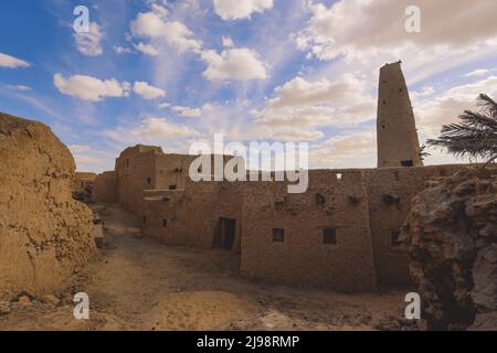 Herrlicher Blick auf die Sandsteinmauern und die antike Festung eines alten Shali-Bergdorfes in der Oase Siwa, Ägypten Stockfoto
