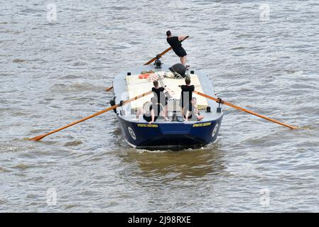 Millenium Bridge, London, Großbritannien. 21. Mai 2022. Crews nehmen am Queens Platinum Jubilee Race Teil und rudern 30-Tonnen-Thames-Barges von Greenwich nach Westminster. Kredit: Matthew Chattle/Alaamy Live Nachrichten Stockfoto