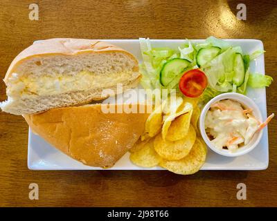 Ei Mayo (Mayonaise) Sandwich mit Chips, Krautsalat und Salat über dem Kopf Schuss von einem Pub Lunch typischen Essen. Stockfoto