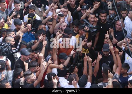Jenin, Palästina. 12.. Mai 2022. Trauernde und bewaffnete Männer der Bewegung des Islamischen Jihad schreien bei der Beerdigung des 17-jährigen Palästinensers Amjad Al-Fayed, der von der israelischen Armee während eines Überfalls auf das Flüchtlingslager Jenin in in der Nähe der Stadt Jenin im besetzten Westjordanland getötet wurde. Kredit: SOPA Images Limited/Alamy Live Nachrichten