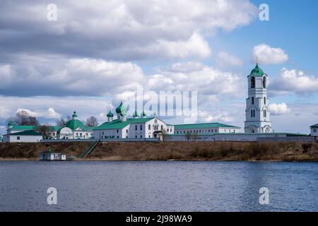 Blick auf den Roschtschinski See und das Trinity Alexander-Svirsky Kloster. Dorf Staraya Sloboda, Region Leningrad, Russland Stockfoto