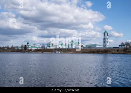 Blick auf den Roschtschinski See und das Trinity Alexander-Svirsky Kloster. Dorf Staraya Sloboda, Region Leningrad, Russland Stockfoto
