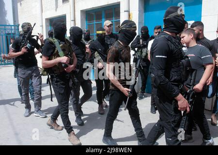 Bewaffnete aus der Bewegung des Islamischen Jihad nehmen an der Beerdigung des 17-jährigen Palästinensers Amjad Al-Fayed Teil, der von der israelischen Armee bei einem Überfall auf das Flüchtlingslager Jenin in der Nähe der Stadt Jenin im besetzten Westjordanland getötet wurde. Stockfoto